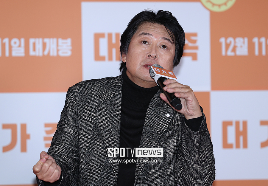 김윤석 "연기 그만뒀다가 송강호 설득에 복귀? 다 지어낸 얘기"('씨네타운')
