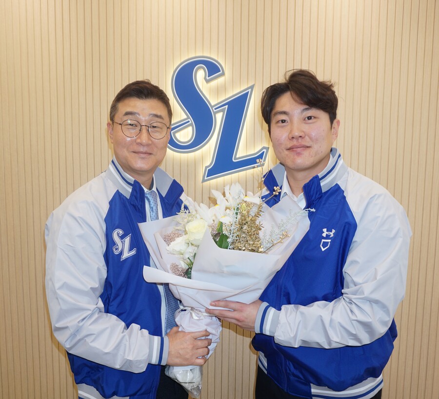 ▲ 삼성과 4년 총액 26억 원에 계약하며 자신의 FA 계약 행사를 마친 류지혁(오른쪽). ⓒ삼성라이온즈