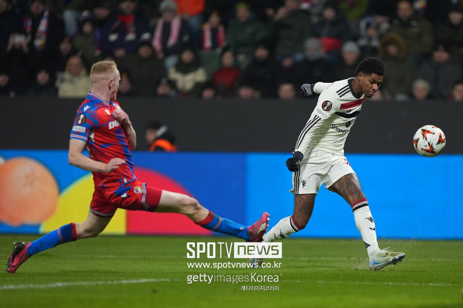 ▲ 마커스 래시포드가 후벵 아모림 감독 체제에서 불확실한 미래에 직면했다. ESPN의 마크 오그덴 기자는 래시포드의 상황이 에릭 텐 하흐 감독 시절부터 이어진 문제라고 지적했다. 래시포드의 주급이 주당 32만 5천 파운드에 달해 구단 입장에서 그를 매각하기가 쉽지 않은 상황이다. 영국 매체 '커트오프사이드'도 래시포드의 가치가 크게 하락했다고 보도했다. 맨유가 래시포드를 매각 대상으로 올렸음에도 불구하고, 1월 이적 시장에서 어떤 구단도 그에 대한 입찰에 나서지 않을 것으로 예상된다. 이는 래시포드의 최근 부진한 경기력과 높은 연봉이 주요 원인으로 꼽힌다. 아모림 감독의 새로운 체제 하에서 래시포드의 입지가 좁아지고 있는 가운데, 맨유는 그의 처리 방안을 놓고 고심하고 있다. 