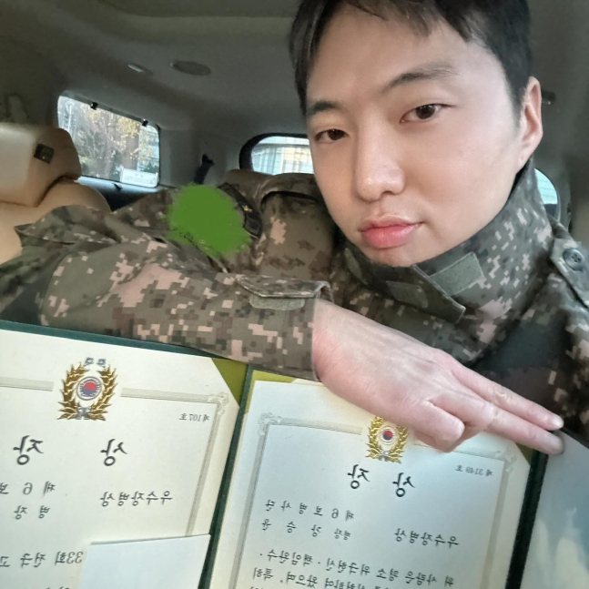 위너 강승윤, 송민호 부실 근무 의혹 속 팬들 곁으로…'모범 전사'로 전역