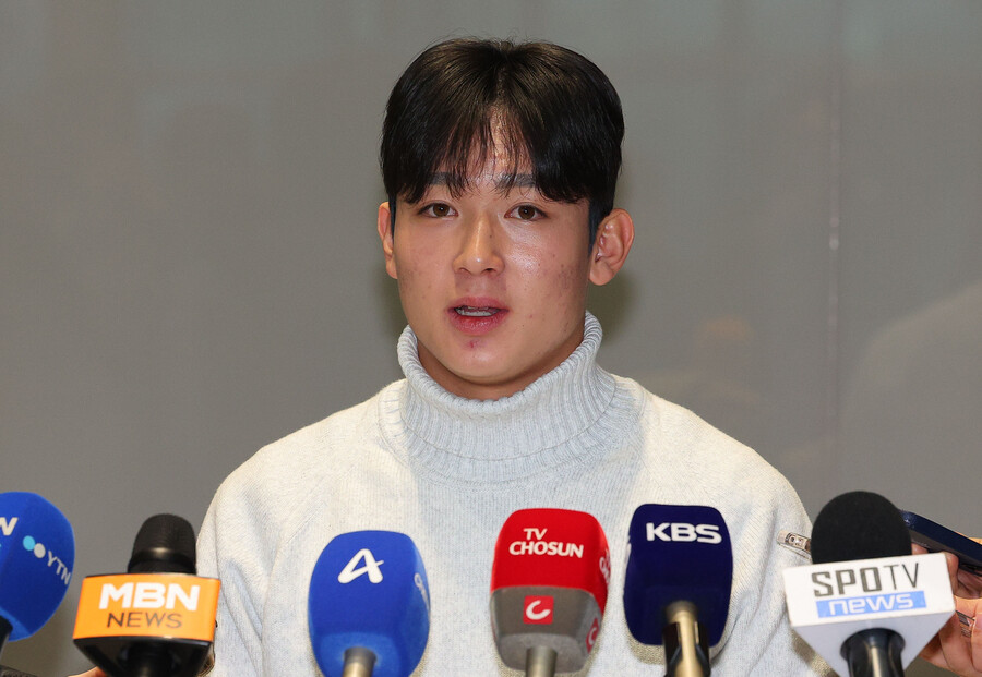 ▲ 윌손 오도베르가 예상보다 긴 재활 기간을 가질 것으로 보이면서, 양민혁의 출전 기회가 늘어날 전망이다. 부상 전문가 라즈팔 브라 박사는 오도베르의 상태에 대해 우려를 표했다. "11월 중순 오도베르의 햄스트링 수술을 고려하면, 최선의 경우 2월 말 복귀가 가능할 것"이라며 "최악의 경우, 재활 중 추가 부상으로 더 오랜 시간이 소요될 수 있다"고 설명했다. 또한 "현 시점에서 2월 말 복귀 여부를 판단하기는 이르다"며 "2월 초에 가서야 그의 훈련 상태를 확인할 수 있을 것"이라고 덧붙였다. 현재 토트넘은 오도베르뿐만 아니라 히샬리송 등 주요 공격수들의 부상으로 공격진 운영에 어려움을 겪고 있다. 이러한 상황에서 양민혁의 출전 기회가 증가할 것으로 예상된다. 토트넘 팬들은 K리그에서 뛰어난 활약을 보여준 양민혁이 프리미어리그에서도 그 기량을 발휘할 수 있을지 기대를 모으고 있다. ⓒ연합뉴스