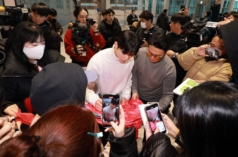 ▲ 윌손 오도베르가 예상보다 긴 재활 기간을 가질 것으로 보이면서, 양민혁의 출전 기회가 늘어날 전망이다. 부상 전문가 라즈팔 브라 박사는 오도베르의 상태에 대해 우려를 표했다. "11월 중순 오도베르의 햄스트링 수술을 고려하면, 최선의 경우 2월 말 복귀가 가능할 것"이라며 "최악의 경우, 재활 중 추가 부상으로 더 오랜 시간이 소요될 수 있다"고 설명했다. 또한 "현 시점에서 2월 말 복귀 여부를 판단하기는 이르다"며 "2월 초에 가서야 그의 훈련 상태를 확인할 수 있을 것"이라고 덧붙였다. 현재 토트넘은 오도베르뿐만 아니라 히샬리송 등 주요 공격수들의 부상으로 공격진 운영에 어려움을 겪고 있다. 이러한 상황에서 양민혁의 출전 기회가 증가할 것으로 예상된다. 토트넘 팬들은 K리그에서 뛰어난 활약을 보여준 양민혁이 프리미어리그에서도 그 기량을 발휘할 수 있을지 기대를 모으고 있다. ⓒ연합뉴스