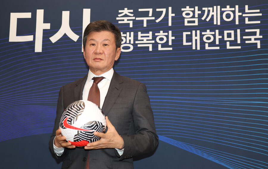 ▲ 정몽규 대한축구협회장이 19일 오후 서울 종로구 포니정재단빌딩에서 열린 선거 출마 기자회견에서 기념 촬영을 하고 있다.  ⓒ연합뉴스