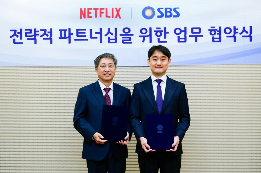 ▲ SBS 넷플릭스 협약식. 제공| 방문신 SBS 사장(왼쪽), 강동한 넷플릭스 한국 콘텐츠 부문 VP
