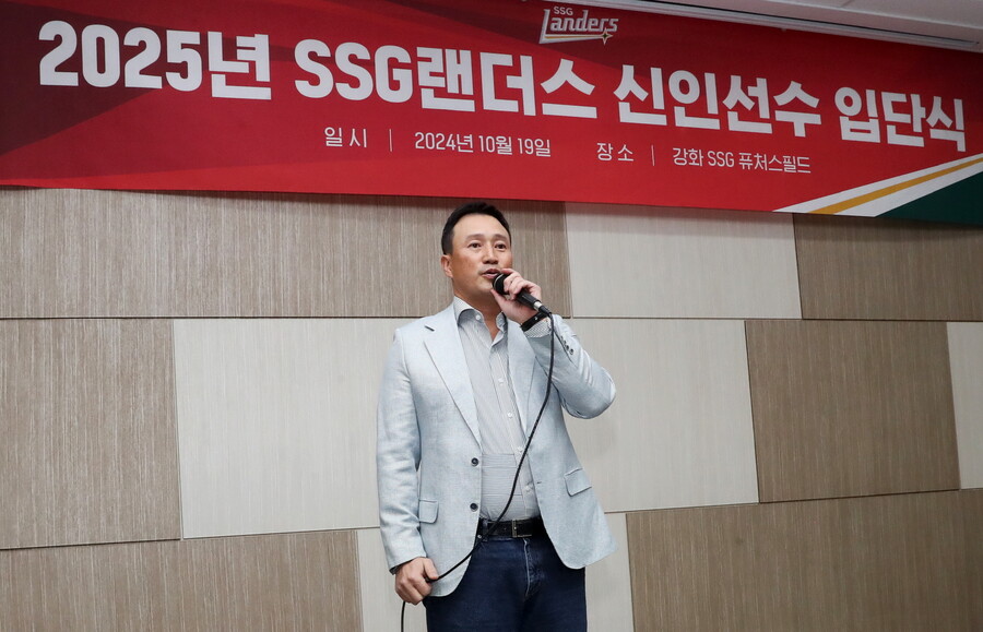 ▲ 김재현 SSG 단장은 외부 FA 영입과 별개로 육성은 구단의 기본이라고 강조하면서 강화 2군 시설과 캠프지 환경 개선에 적극적으로 나서고 있다. ⓒSSG 랜더스
