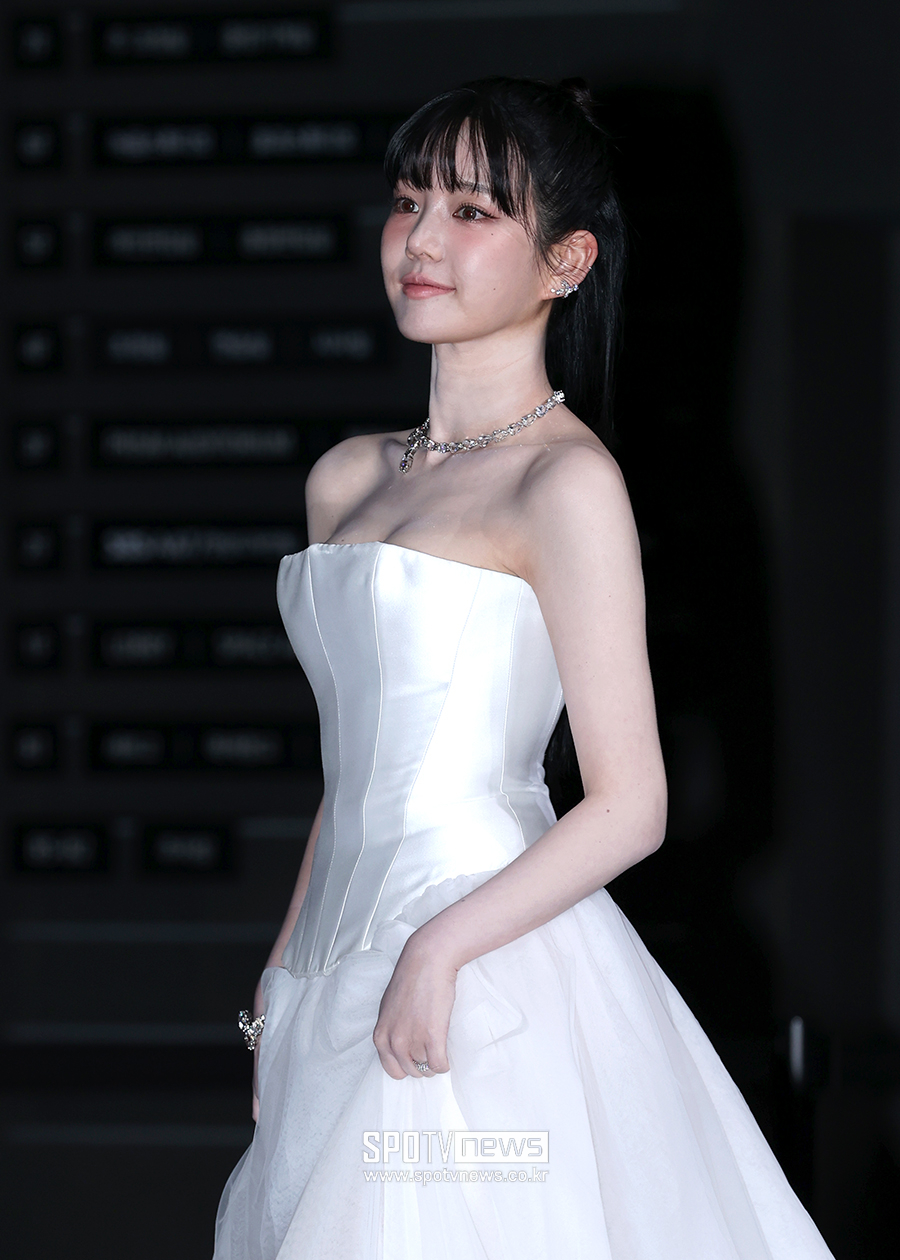 [포토S] 이유비, 볼륨감 뽐내는 오프숄더 드레스