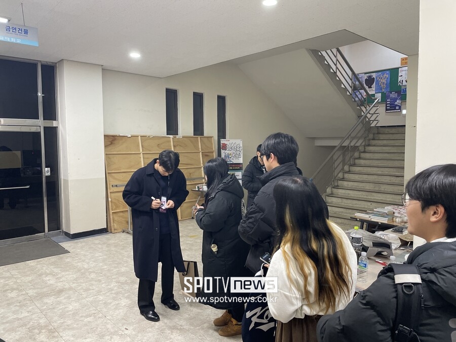 ▲ 김휘집의 사인을 받는 야구 팬들. ⓒ 신원철 기자