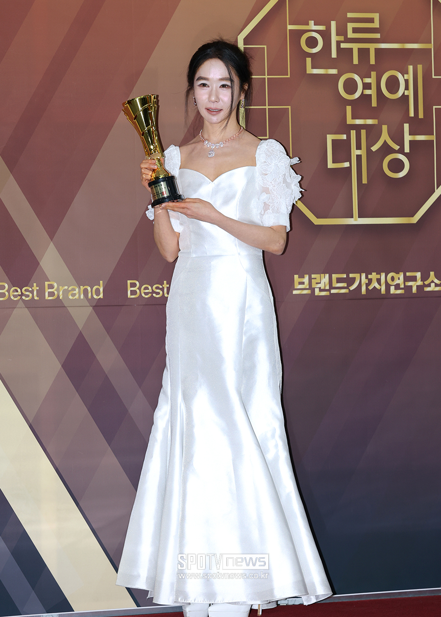 [포토S] '나솔 16기 옥순' 이나라, '드레스 잘 어울리죠?'