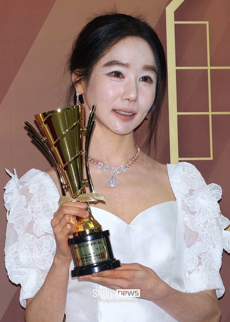 [포토S] '나솔 16기 옥순' 이나라, 화려한 액세서리