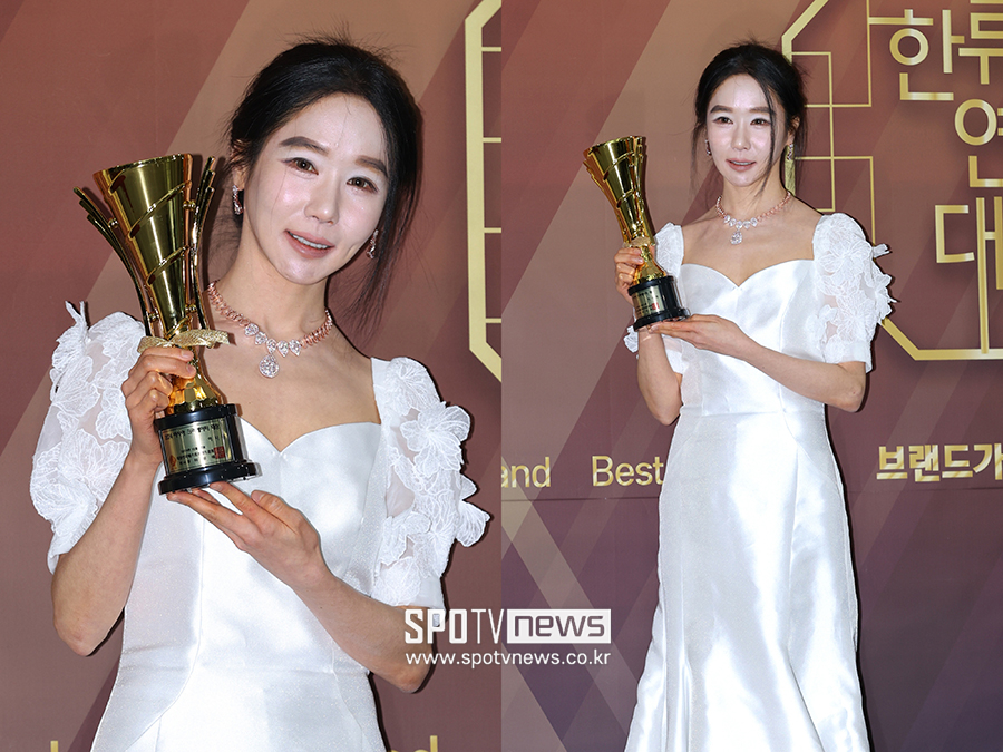 '나는 솔로' 16기 옥순, 연예인 다 됐네…드레스 입고 연말 시상식 나들이