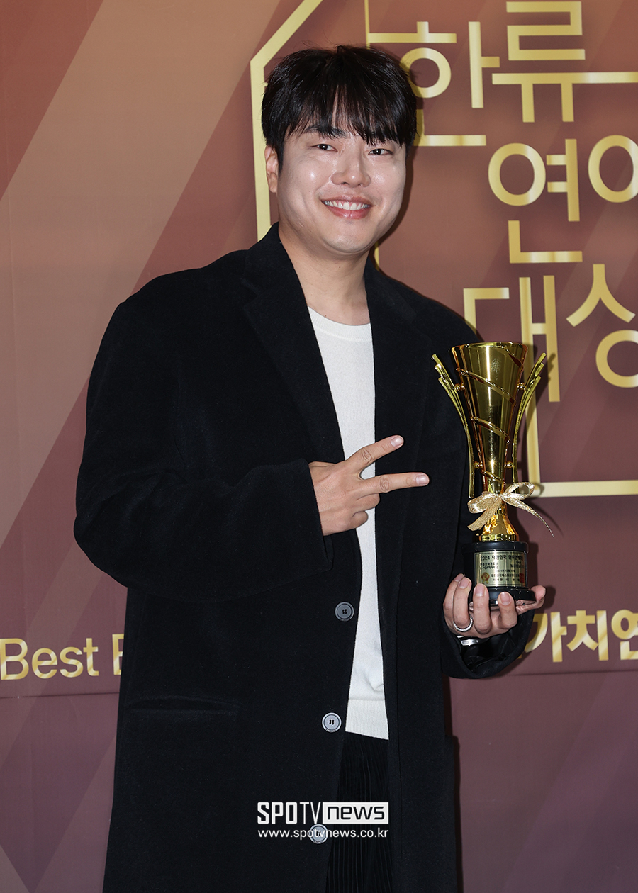 [포토S] 작사가 제이큐, '상 받았습니다'