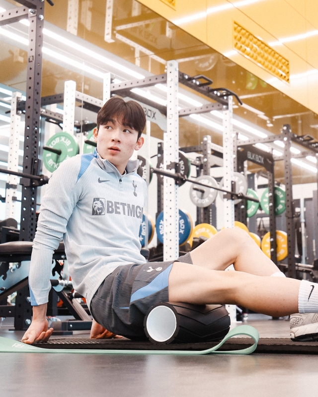 '아빠처럼 돕진 못해도' 캡틴 SON, 한참 후배 훈련 지켜보며 '흐뭇'…손흥민-양민혁 코리안듀오 탄생!