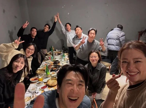 이하늬, '열혈사제2' 새벽 2시 회식 공개…"축복 같은 동료들, 이 미친 사람들아"