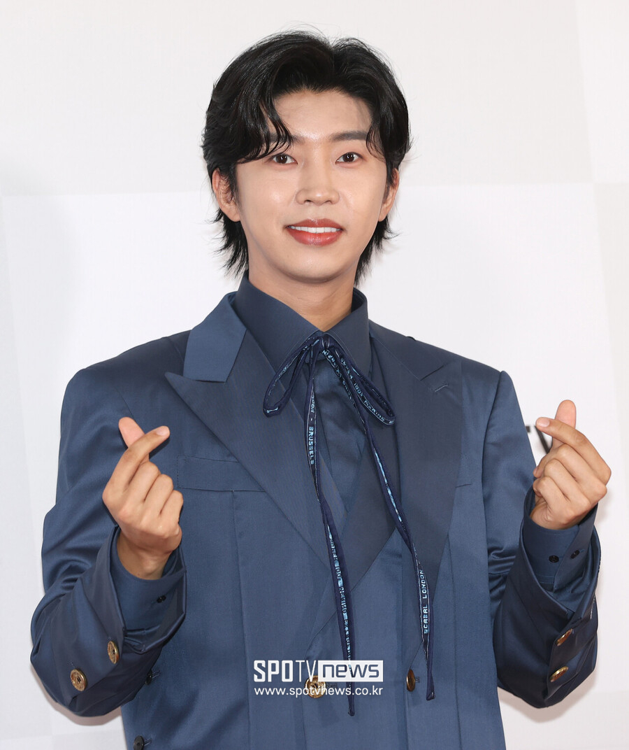 임영웅·뉴진스, 논란에도 끄덕없다…'올해를 빛낸 가수' 1위 등극
