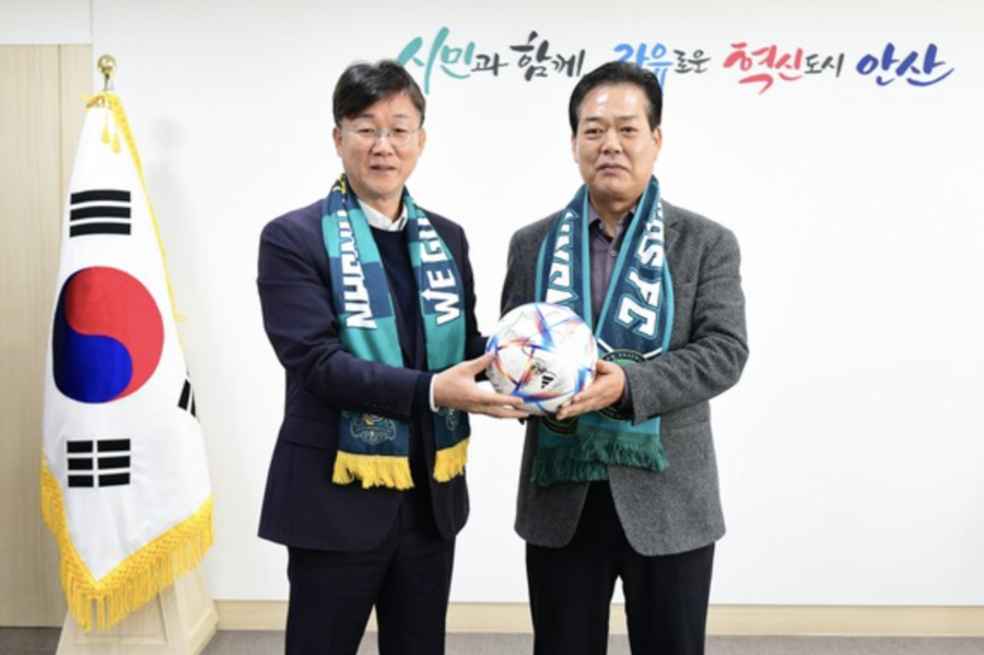 ▲ 이민근 안산시장(왼쪽)이 김정택 전 안산시 시의회 부의장(오른쪽)을 안산 신임 단장으로 선임하고 있다