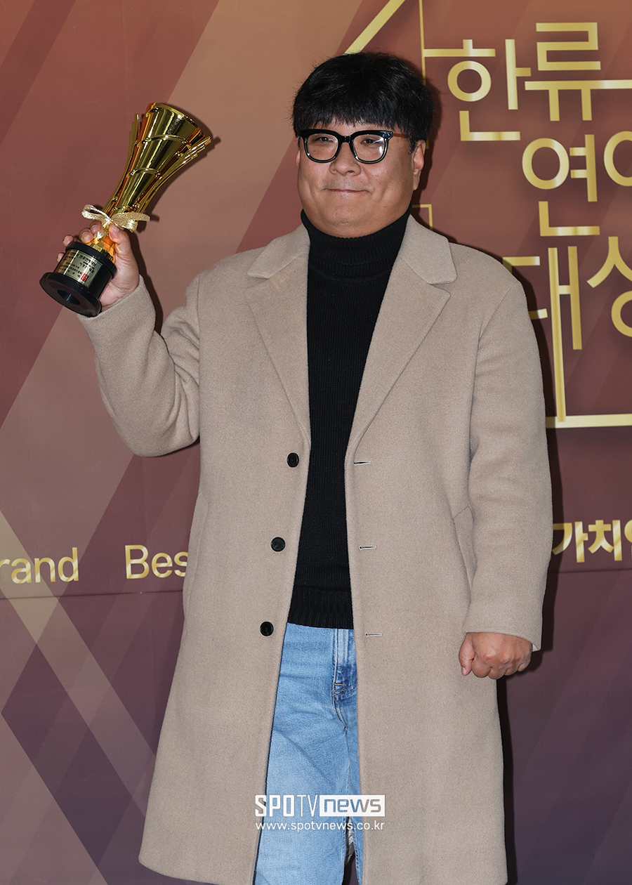 [포토S] 이영민 대표, '트로피를 번쩍'