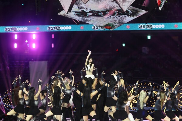 ▲ 프로젝트H가 25일 열린 '2024 SBS 가요대전'에서 파워 넘치는 무대를 선사하는 모습. 제공|에이치뮤직엔터테인먼트