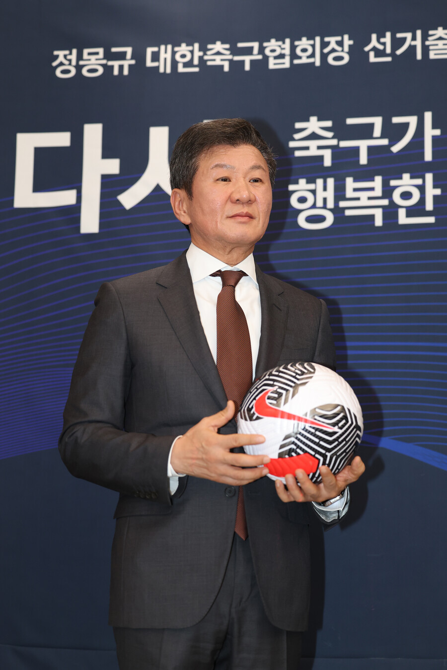 ▲ 정몽규 대한축구협회장이 19일 오후 서울 종로구 포니정재단빌딩에서 열린 선거 출마 기자회견에서 기념 촬영을 하고 있다.  ⓒ연합뉴스