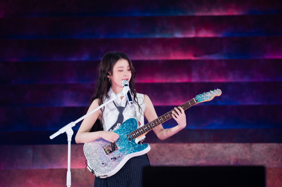 아이유, 1월 극장에서 만난다…콘서트 실황 '더 위닝' 개봉 확정