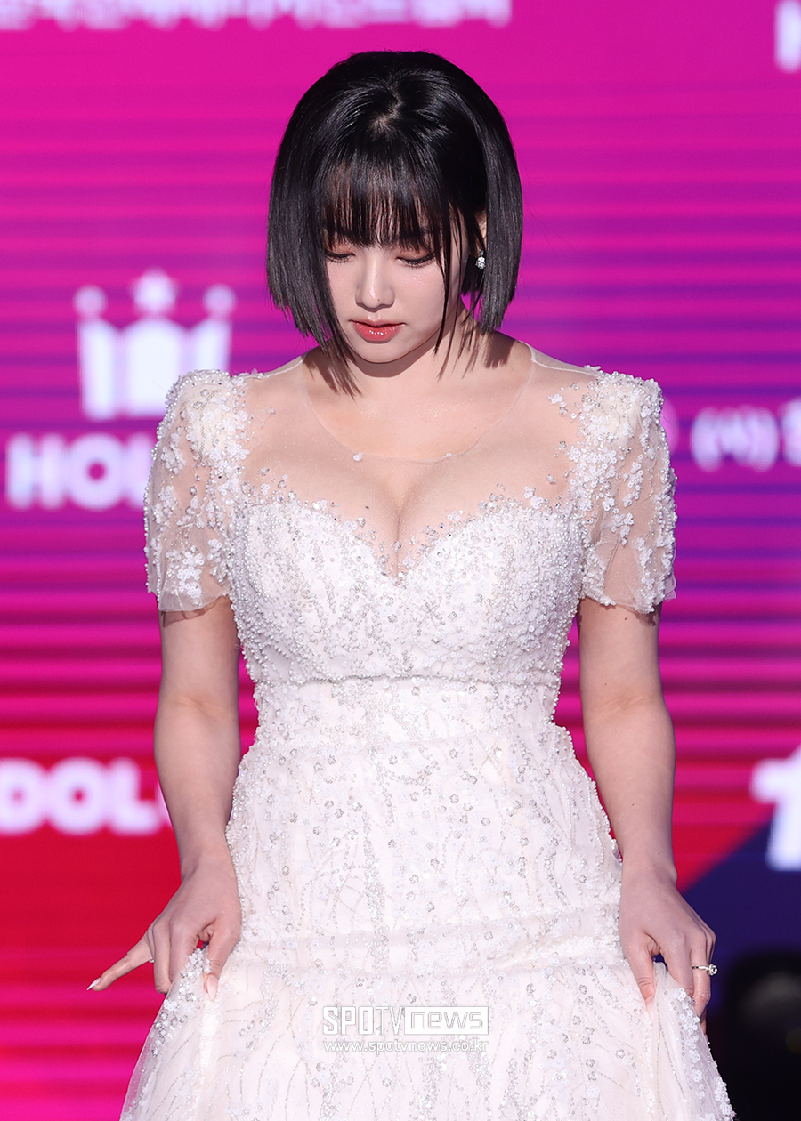 [포토S] 강미나, 볼륨감 뽐내는 과감 드레스