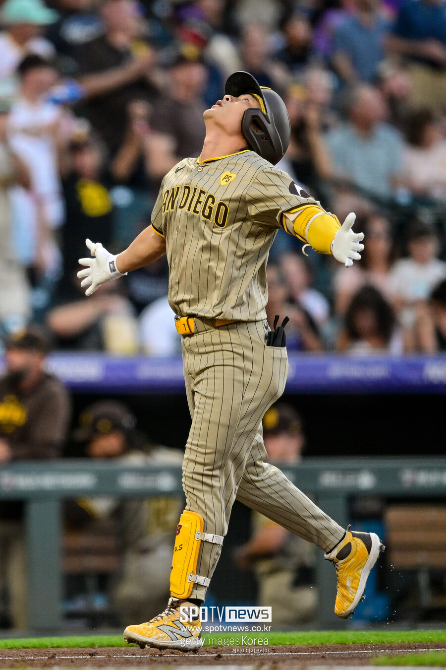 ▲ 지난 해 152경기에 나와 타율 .260 17홈런 60타점 38도루를 기록하면서 유격수, 2루수, 3루수 등 여러 포지션을 뛰고도 리그 정상급의 수비력을 보여주며 내셔널리그 유틸리티 부문 골드글러브를 수상하는 쾌거를 연출한 김하성은 올해는 121경기에 출전해 타율 .233 11홈런 47타점 22도루를 기록하는데 만족해야 했다. 지난 8월 중순 어깨 부상으로 인해 일찌감치 시즌을 접은 것이 그 이유다. 