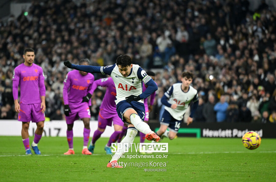 ▲ 같은 경기에서 손흥민은 아쉬움을 남겼다. 두 팀이 1-1로 맞선 전반 44분 페널티킥을 실축하며 득점 기회를 놓쳤고, 후반 19분 교체 아웃됐다. 손흥민의 평점은 6.4로, 출전한 토트넘 선수들 중 가장 낮았다.