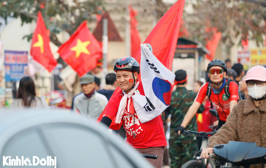 ▲ 태극기를 들고 김상식호를 응원하는 베트남 팬들 ⓒ KINHLE DOLHI