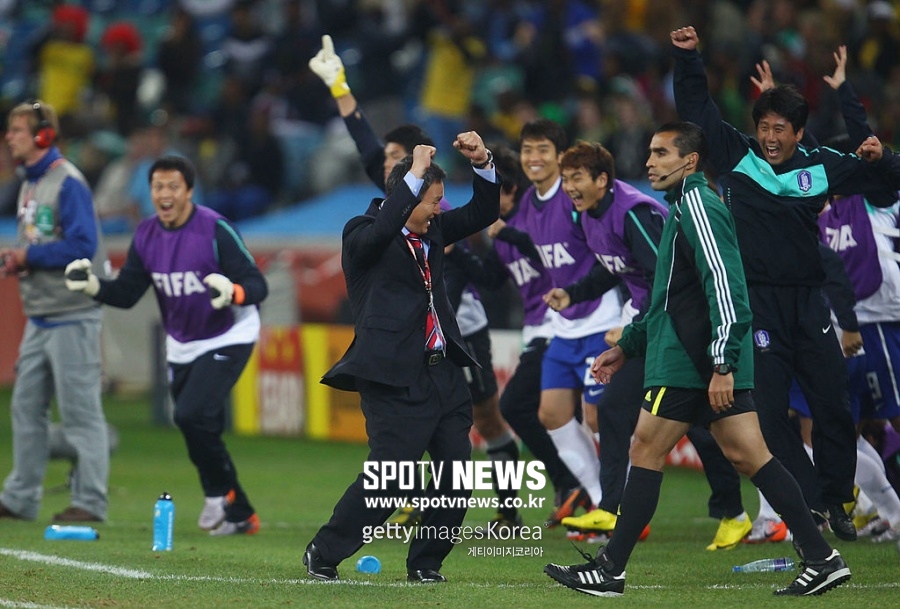 ▲ 2010 남아공월드컵 나이지리아전을 2-2로 비기며 16강 진출에 성공한 뒤 선수들과 기뻐하는 허정무 당시 축구대표팀 감독 ⓒ대한축구협회