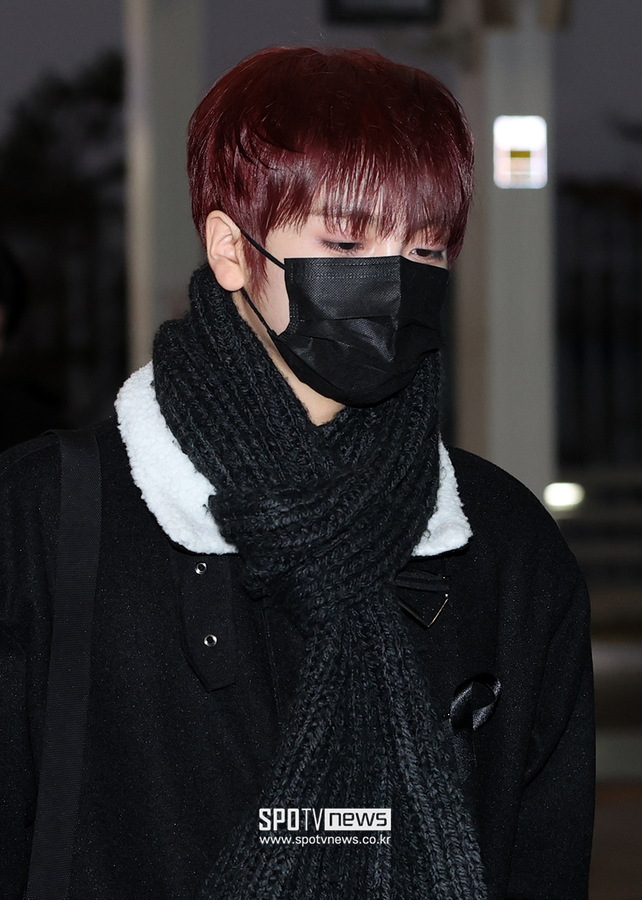[포토S] 크래비티 형준, 추모 리본 달고 출국