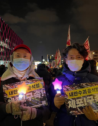 "민주화 시위" 김C, '尹 체포 집회' 참석으로 오랜만에 근황 전했다