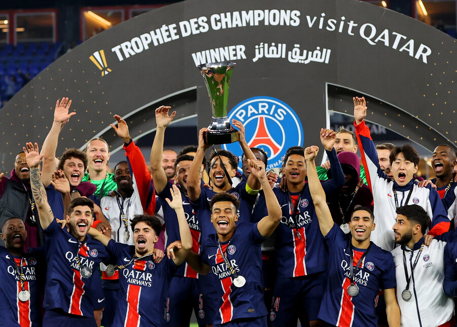 골 기회 놓쳤어도 신난 이강인, PSG 입성 네 번째 우승컵 수집…UCL만 풀면 된다
