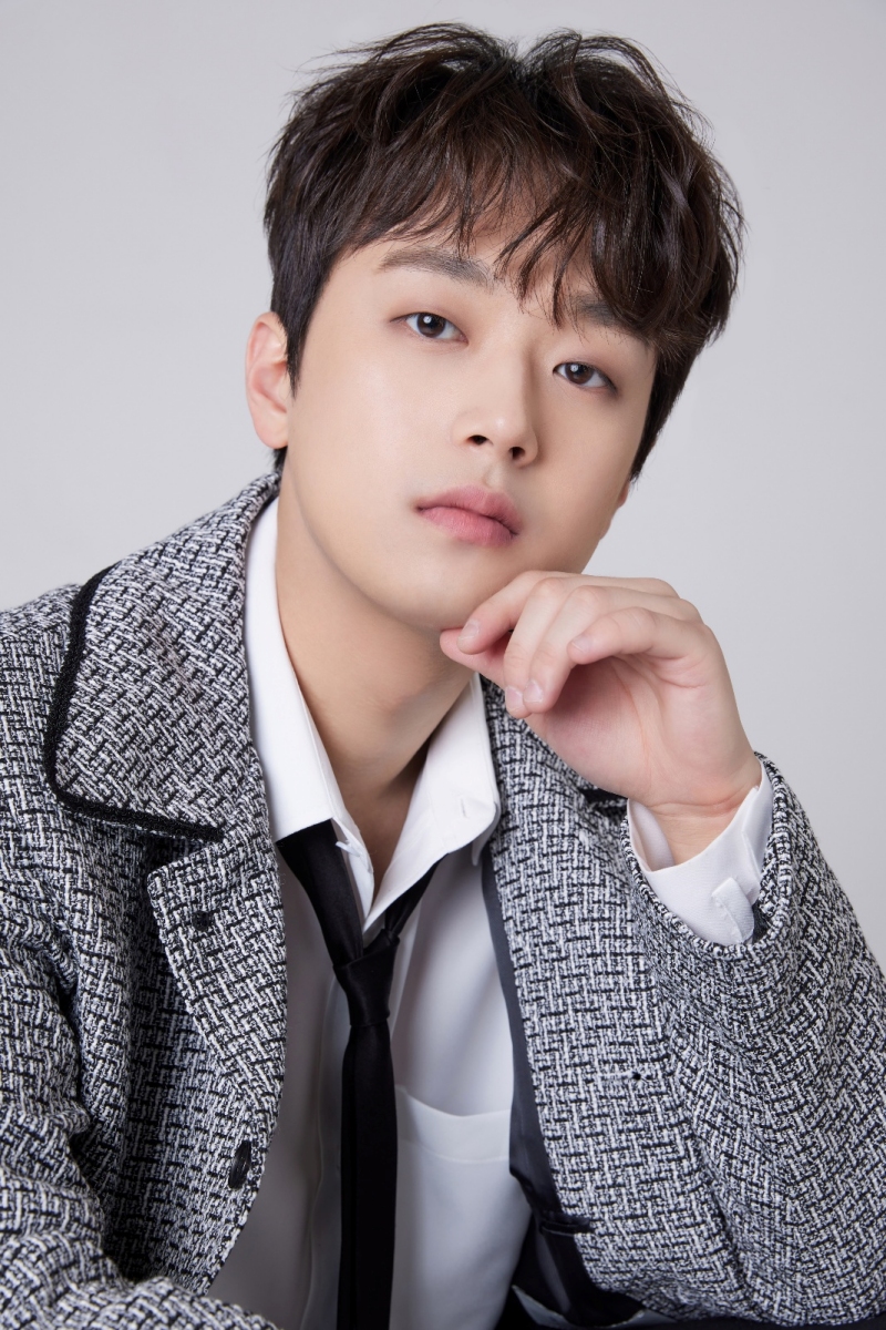 'KBS 아들' 이찬원, 대상 받고 설특집 '트롯대잔치' MC 확정[공식]