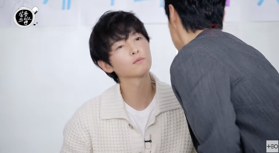 송중기, 해외 촬영서 볼뽀뽀 문화 시도 "영 어색했다"('살롱드립')