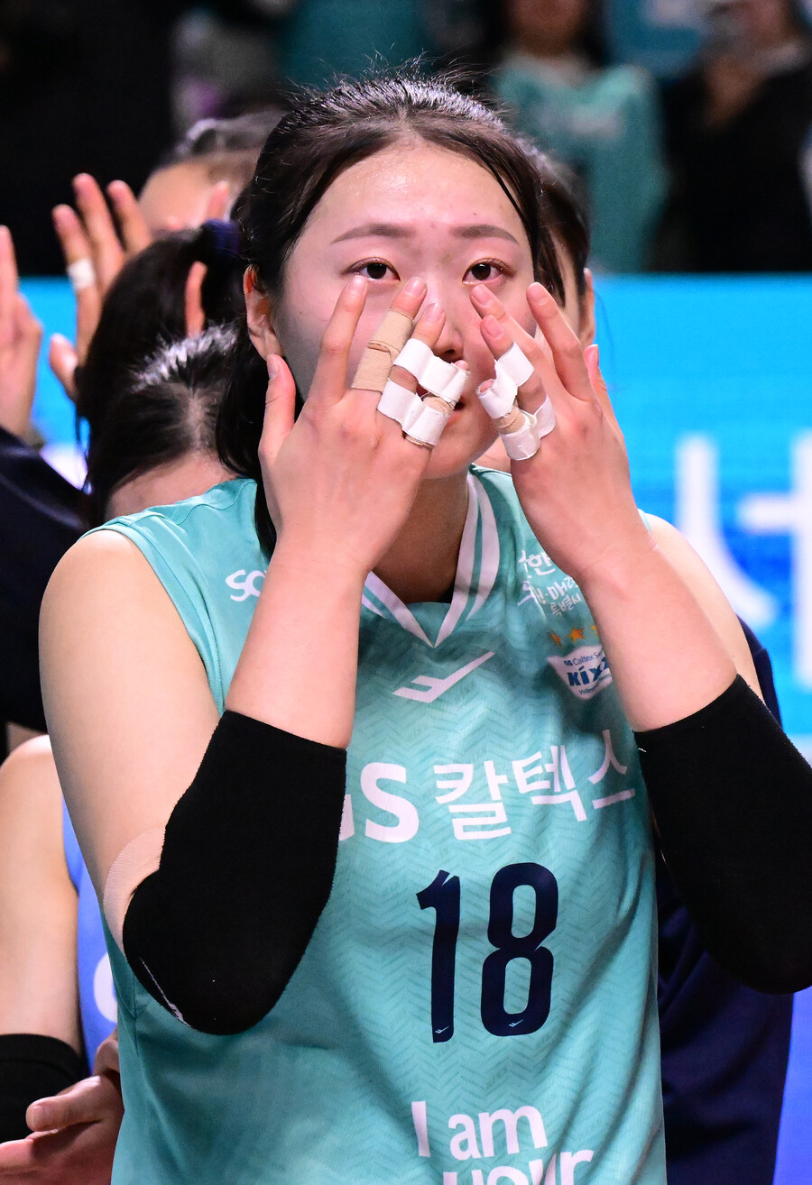 ▲ GS칼텍스 권민지가 흥국생명과의 경기를 3-2 승리로 장식한 뒤 눈시울을 붉히고 있다. ⓒKOVO