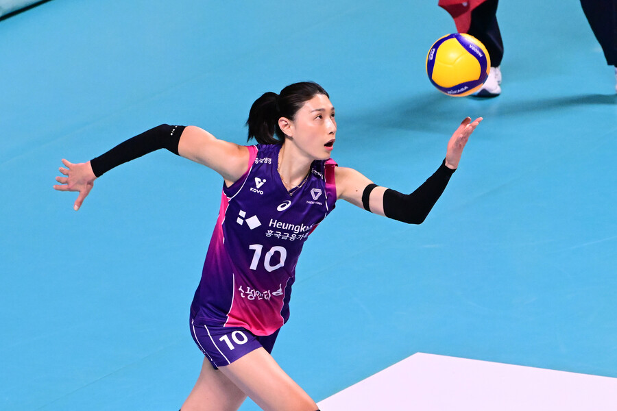 ▲ 흥국생명 김연경이 서브를 시도하고 있다. ⓒKOVO