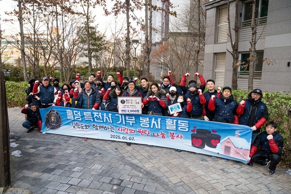 ▲ 김학도가 홀덤특전사 회원들과 연탄봉사를 하는 모습. 제공|홈덤특전사