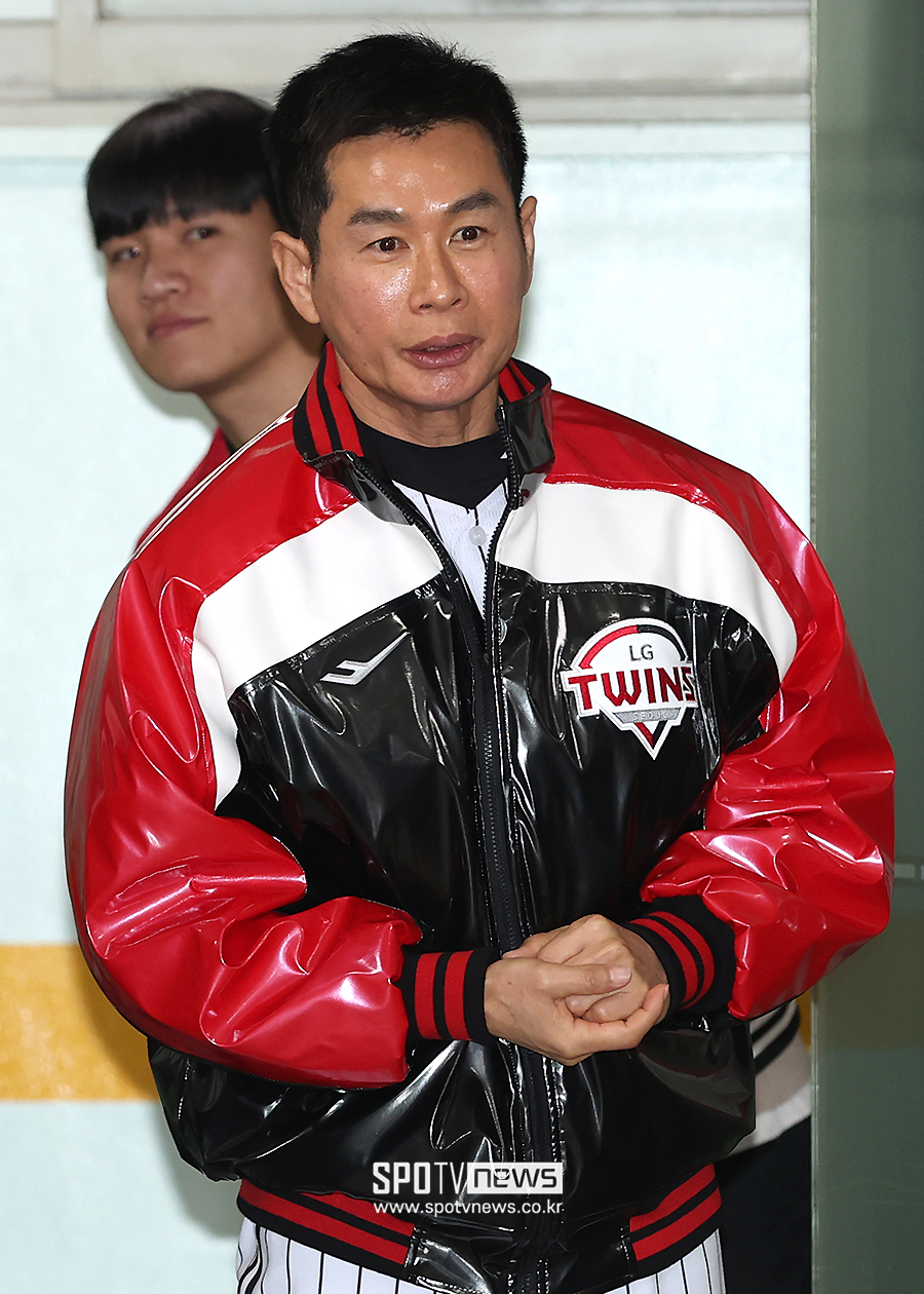 [포토S] 시무식 참석하는 송지만 코치