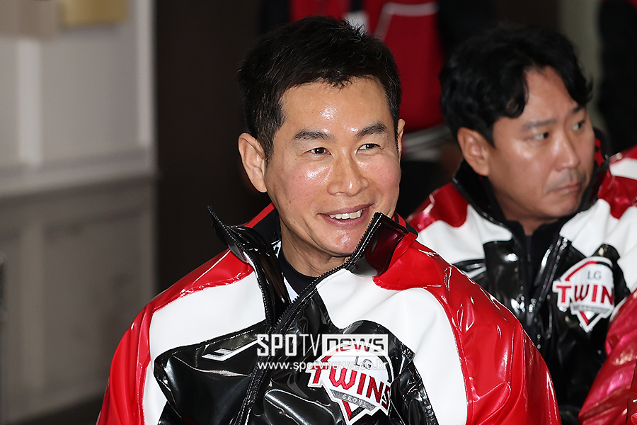 [포토S] 미소 짓는 송지만 코치