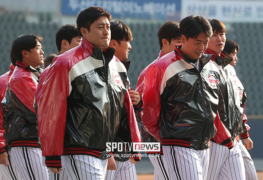 [포토S] 김강률-심창민, '유광 점퍼 입고'