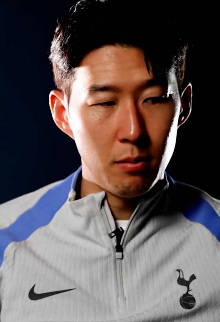 ▲ 토트넘은 구단 홈페이지를 통해 "우리는 손흥민의 계약 연장 옵션을 행사하게 되어 매우 기쁘다. 이로써 그의 계약은 2026년 여름까지 유효하다. 손흥민은 2015년 8월 클럽에 합류한 이후 세계적인 스타로 자리 잡았으며, 토트넘 홋스퍼의 현대 축구 역사에서 위대한 선수로 남았다"고 밝혔다. 손흥민도 이후 구단 공식 인터뷰를 통해 “토트넘은 프리미어리그에서 모든 이들이 꿈꾸는 팀이다. 10년 동안 헌신했고 좋은 기억만 있다. 이제 내가 무언가 보답해야 할 때다. 때로는 정말 힘든 일이지만 스스로에게 요구해야 하는 부분이라고 생각한다. 닥을 찍으면 다시 반등해야 하는 시간이다”라며 앞으로의 헌신과 팀을 향한 애정을 드러냈다.  ⓒ토트넘 홋스퍼 홈페이지 갈무리