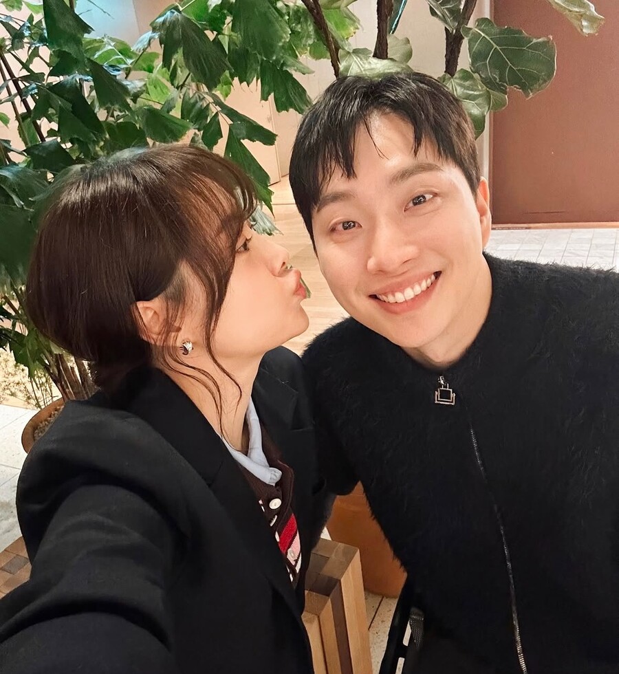송지은, ♥박위에 볼 뽀뽀…4개월차 신혼부부의 '꿀 뚝뚝' 일상