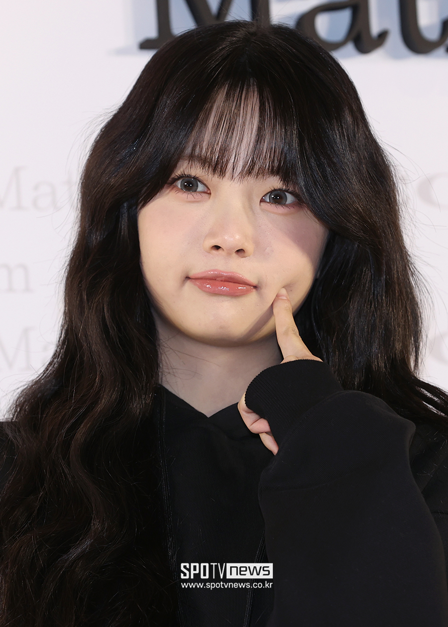 [포토S] 르세라핌 홍은채, '귀엽게 볼 콕!'