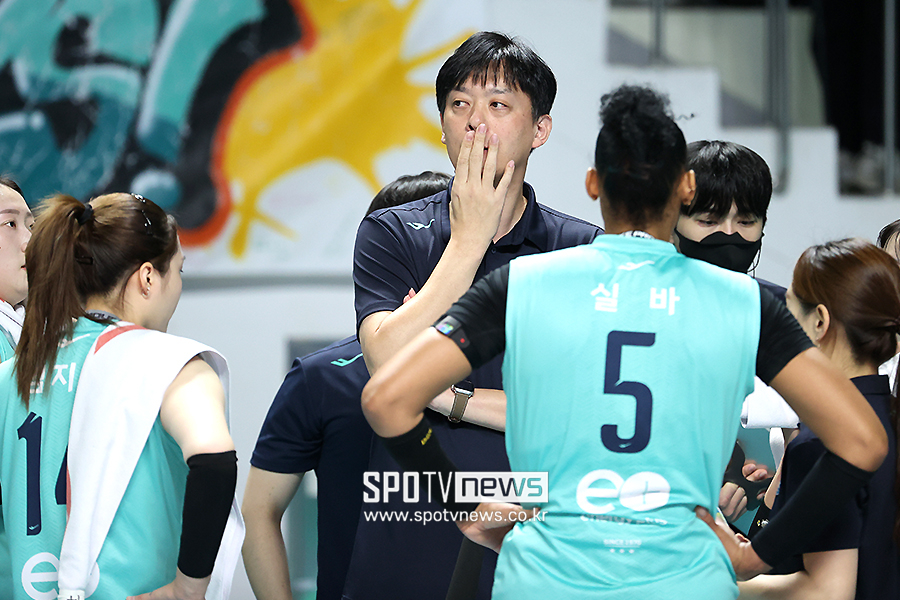 [포토S] 이영택 감독, '오늘도 쉽지 않네'