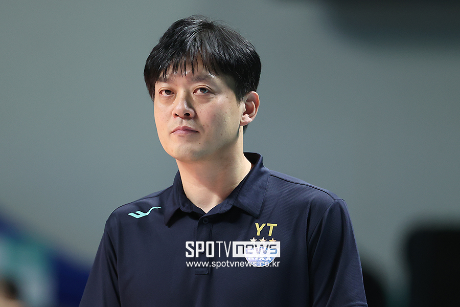[포토S] 생각에 잠긴 이영택 감독