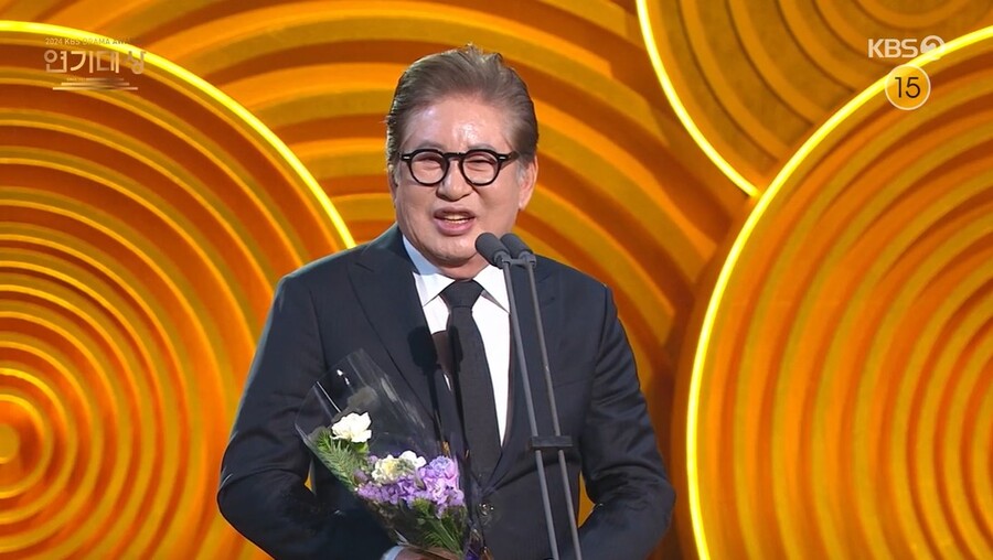 '80살' 김용건 "직접 왕복 10시간 운전 OK…이순재 선배님, 건강 기원"[KBS연기대상]