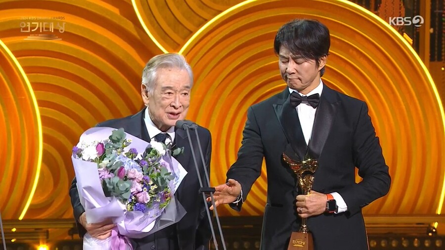 '90세' 이순재, 최고령 연기대상 "공로상 아닙니다"[KBS연기대상]