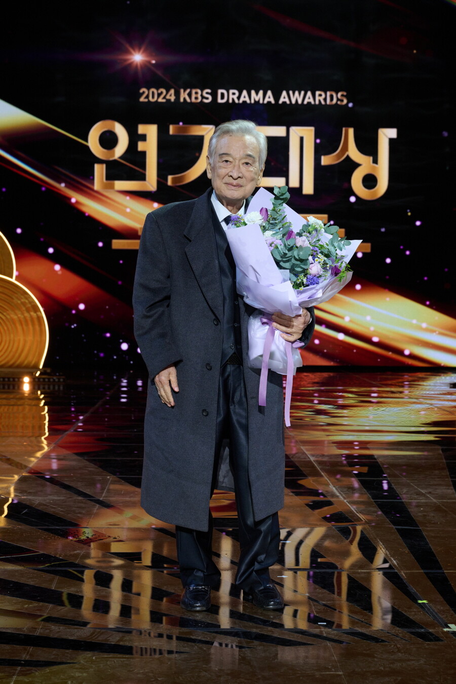 "시청자 여러분, 신세 많이 졌다" '대상' 이순재, 90세 대배우의 '품격'[이슈S]