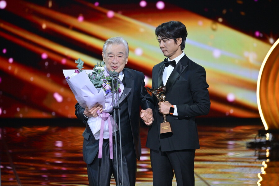 ▲ 2024 KBS 연기대상의 이순재 최수종. 제공|KBS