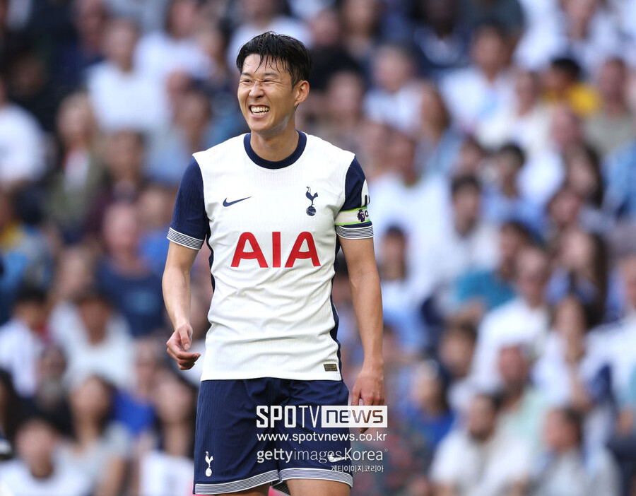 ▲ 손흥민은 2022-23시즌 동안 스포츠 탈장으로 극심한 고통을 겪었다. 이 부상은 축구 선수에게 치명적인 것으로, 급격한 방향 전환이 반복되는 상황에서 발생하며 경기 중 모든 움직임에 영향을 미친다. 손흥민은 시즌 내내 수술을 미루며 경기를 뛰었고, 시즌 종료 후에서야 수술을 받았다고 고백했다.
