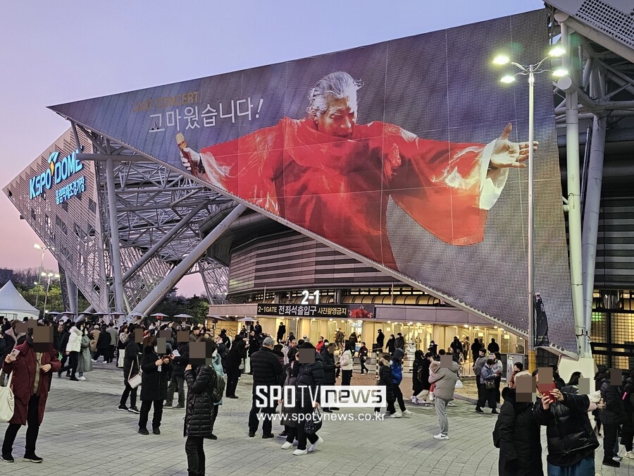 "씩씩하겠다"던 '가황' 나훈아도 울린 팬들…"하늘 무너져, 국민 누가 달래주냐"
